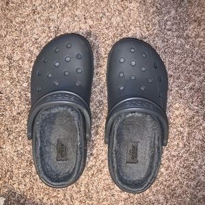 gray classic fur lined crocs women’s 7/ men’s 5